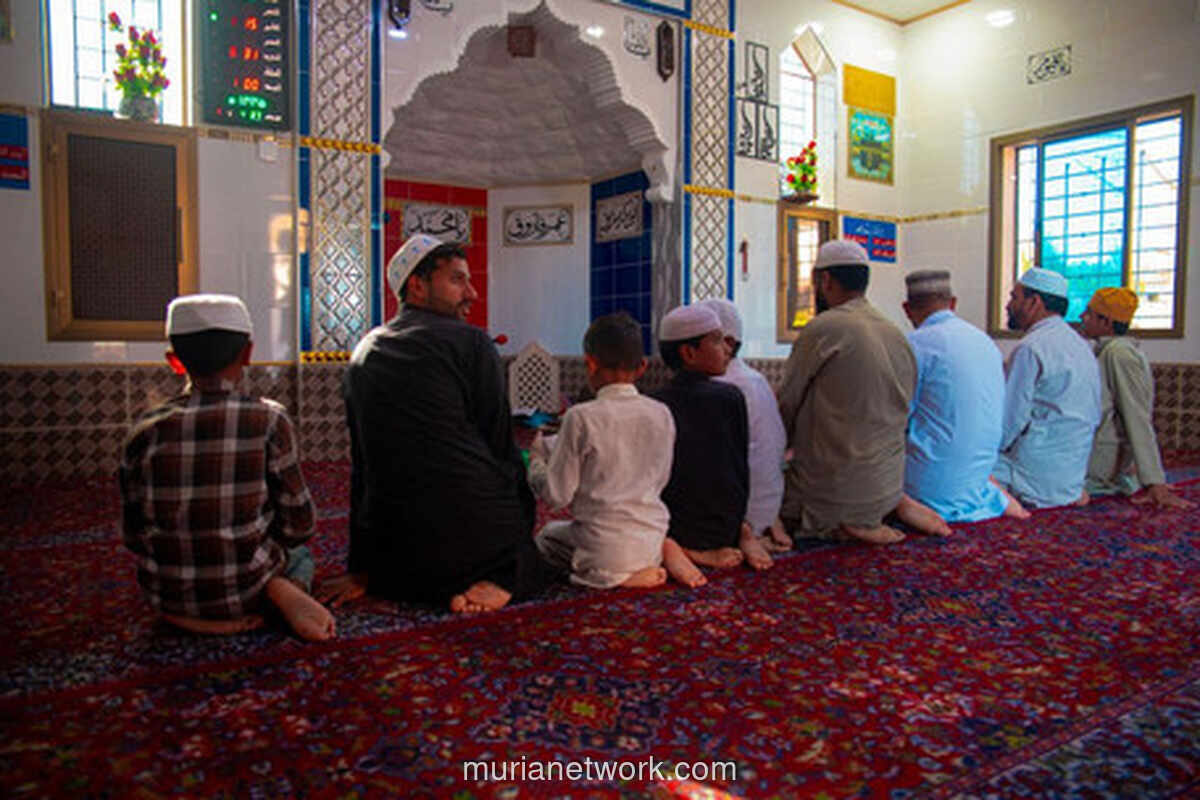 Kontras Dua Masjid: Antara Adab dan Keterbatasan Ruang Bermain Anak