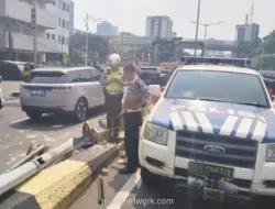 Mobil Listrik Hyundai Ioniq Tabrak Tiang PJU di JLNT Antasari, Pengemudi Lain Kabur