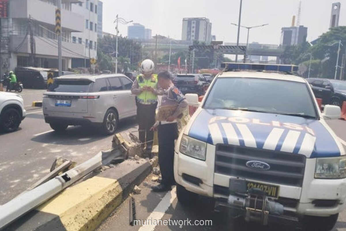 Mobil Listrik Hyundai Ioniq Tabrak Tiang PJU di JLNT Antasari, Pengemudi Lain Kabur