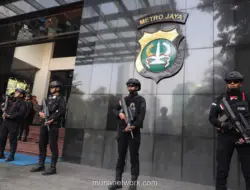 Brimob Siaga di Polda Metro Jelang Konferensi Pers Hasil Penggeledahan