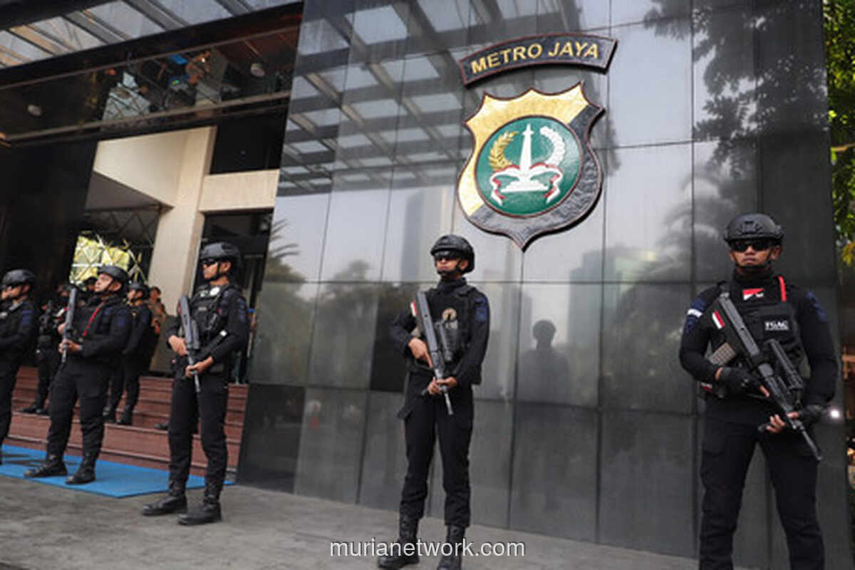 Brimob Siaga di Polda Metro Jelang Konferensi Pers Hasil Penggeledahan