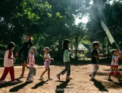 Liburan Tanpa Gawai, Anak-Anak di Desa Wisata Kandri Asyik Main Egrang dan Bakiak