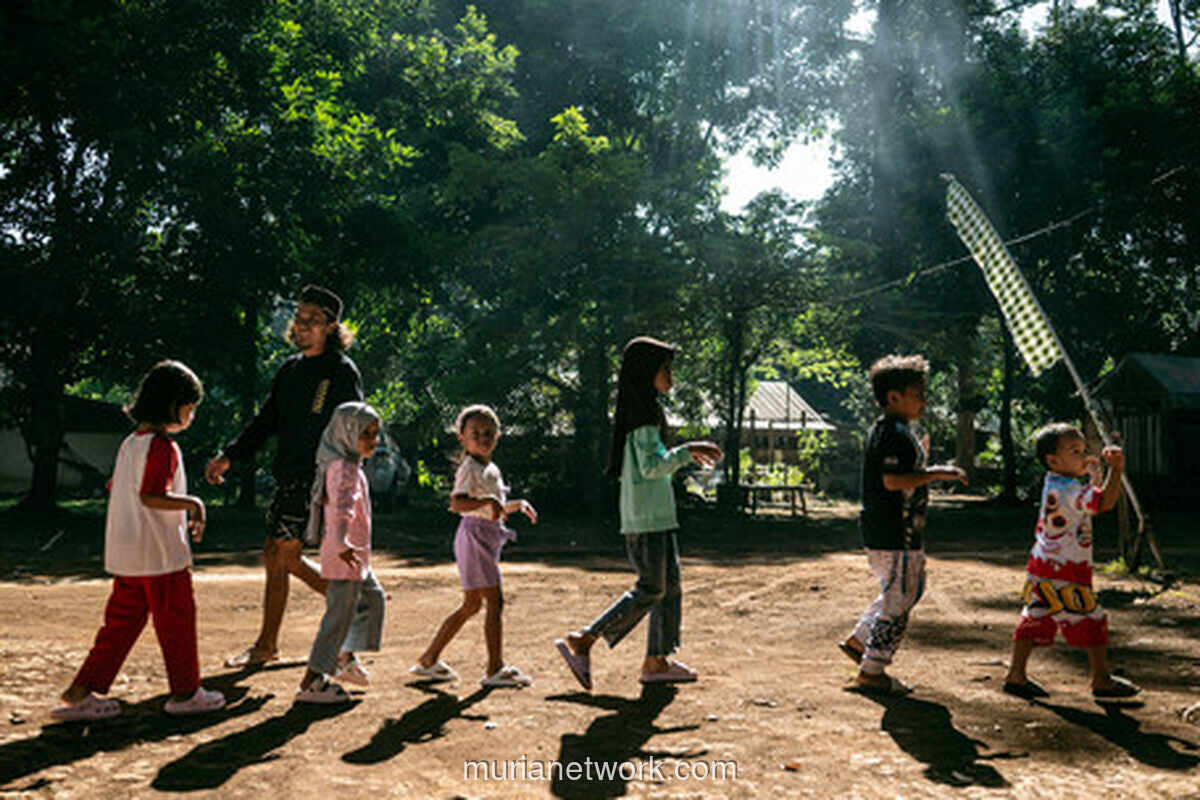 Liburan Tanpa Gawai, Anak-Anak di Desa Wisata Kandri Asyik Main Egrang dan Bakiak