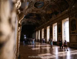 Galeri Apollo di Louvre Kembali Dibuka Setelah Pencurian Permata Mahkota