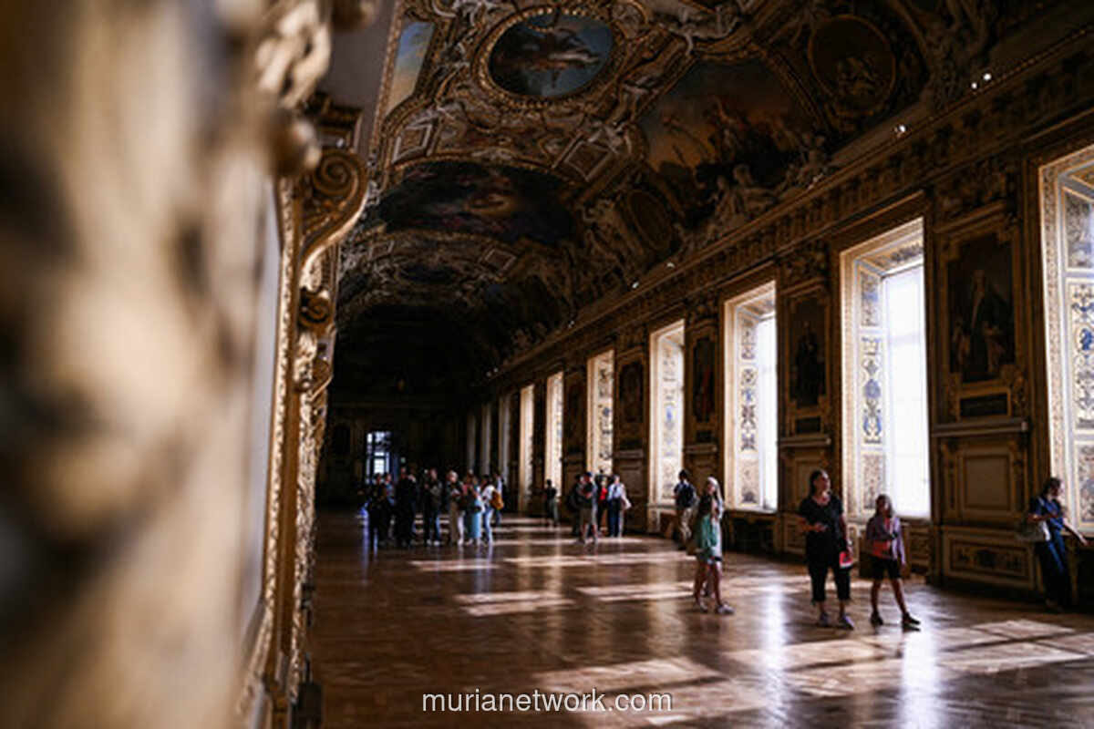 Galeri Apollo di Louvre Kembali Dibuka Setelah Pencurian Permata Mahkota