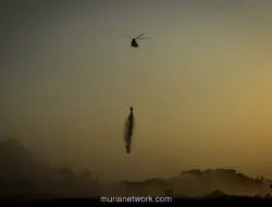 Helikopter Water Bombing Dikerahkan untuk Padamkan Kebakaran TPA Jatiwaringin