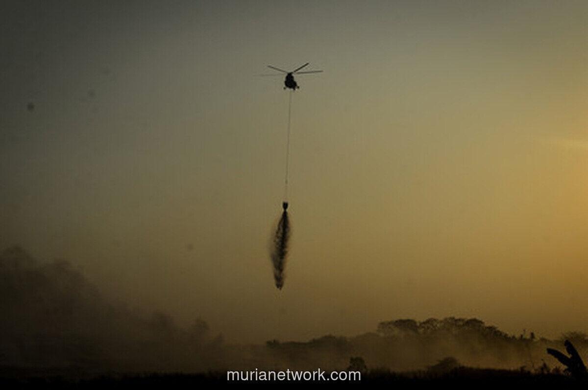 Helikopter Water Bombing Dikerahkan untuk Padamkan Kebakaran TPA Jatiwaringin