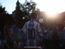 Suporter Argentina Isi Waktu dengan Bermain Bola di Taman Sebelum Laga Perempat Final