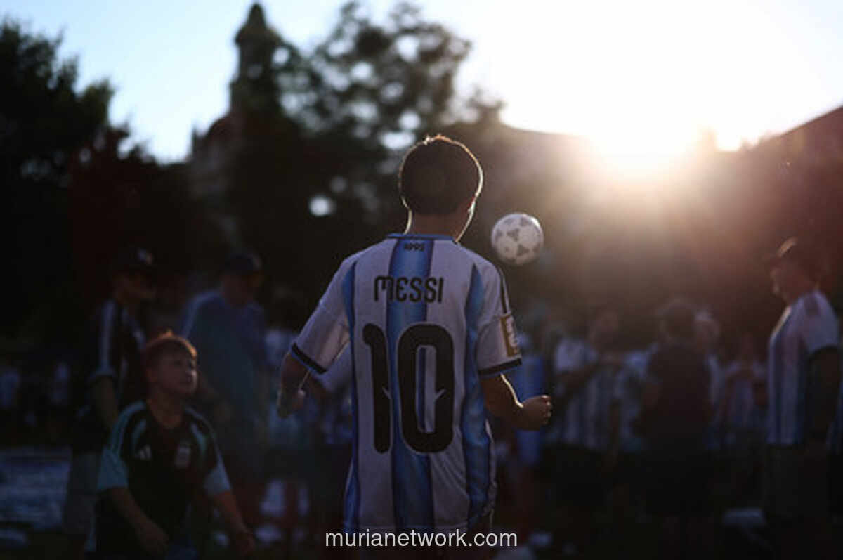 Suporter Argentina Isi Waktu dengan Bermain Bola di Taman Sebelum Laga Perempat Final