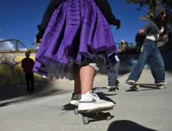 Skateboard dan Rok Cholita: Perempuan Adat Bolivia Menantang Stigma