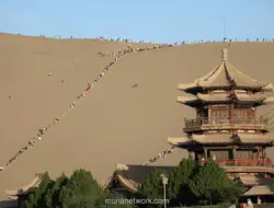 Pesona Gunung Pasir Bernyanyi di Gurun Gobi Masih Jadi Magnet Wisatawan