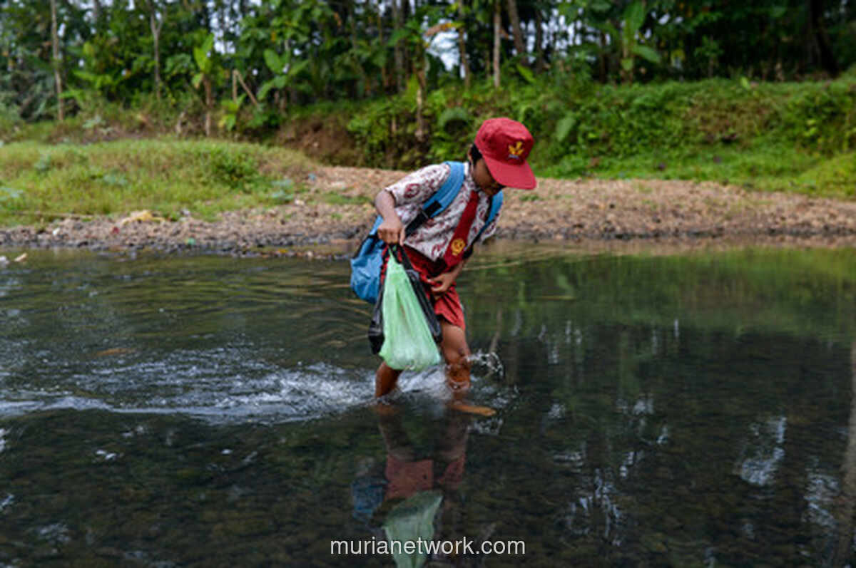 Tanpa Jembatan, Siswa SD di Pandeglang Nekat Seberangi Sungai demi Sekolah
