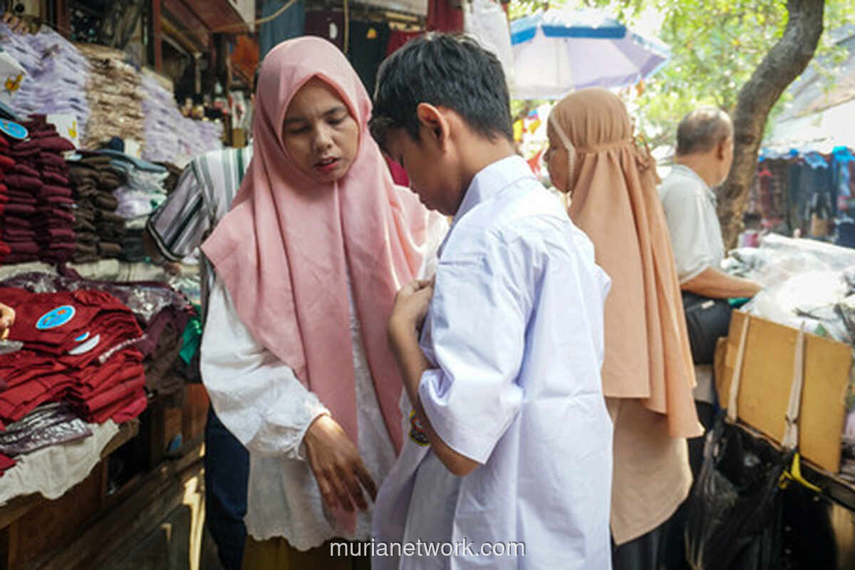 Pasar Jatinegara Mulai Dipadati Pemburu Seragam Sekolah Jelang Tahun Ajaran Baru