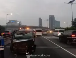 Alphard Tabrak Truk di Tol Dalam Kota, Sopir Terhalang Asap Knalpot