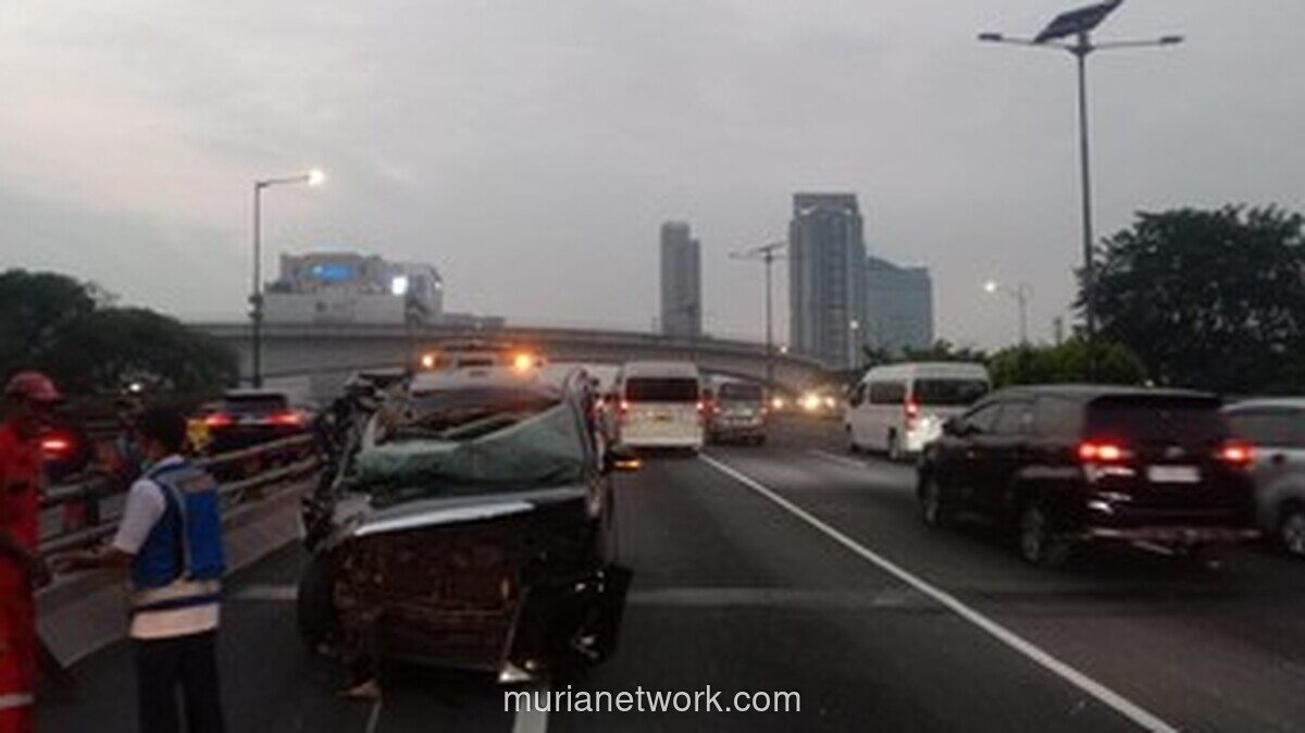 Alphard Tabrak Truk di Tol Dalam Kota, Sopir Terhalang Asap Knalpot