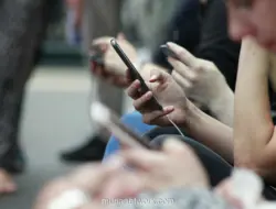 Phone Anxiety Gen Z: Ketika Komunikasi Dikerdilkan oleh Layar