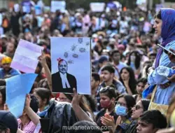 Pemberontakan Pemuda India: Meruntuhkan Aura Sakral Modi