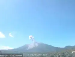 Gunung Ibu Erupsi, Kolom Abu Membubung 500 Meter
