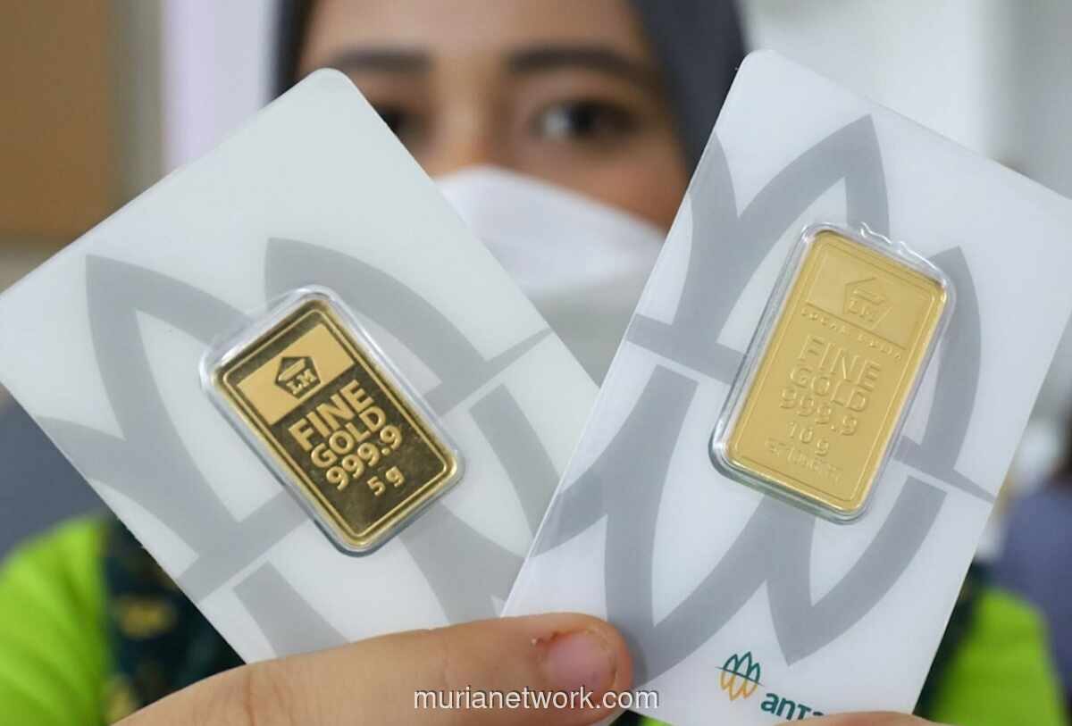 Harga Emas Antam Hari Ini Turun Rp15.000 per Gram