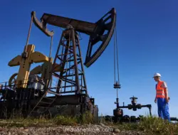 Harga Minyak Anjlok 5 Persen Imbas Gencatan Senjata AS-Iran di Selat Hormuz