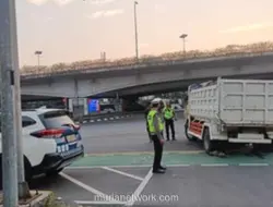 Truk Pecah Ban di Tomang, Lalu Lintas Terganggu