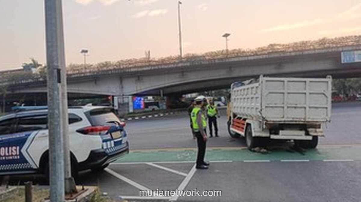 Truk Pecah Ban di Tomang, Lalu Lintas Terganggu