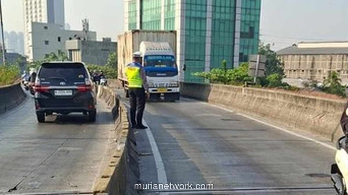 Tumpahan Solar di Flyover Pesing, Pengendara Diimbau Hati-hati
