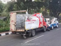 Truk Ekspedisi Terguling di Cibinong Usai Hindari Mobil Putar Balik