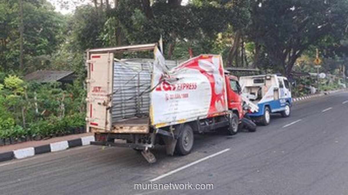 Truk Ekspedisi Terguling di Cibinong Usai Hindari Mobil Putar Balik