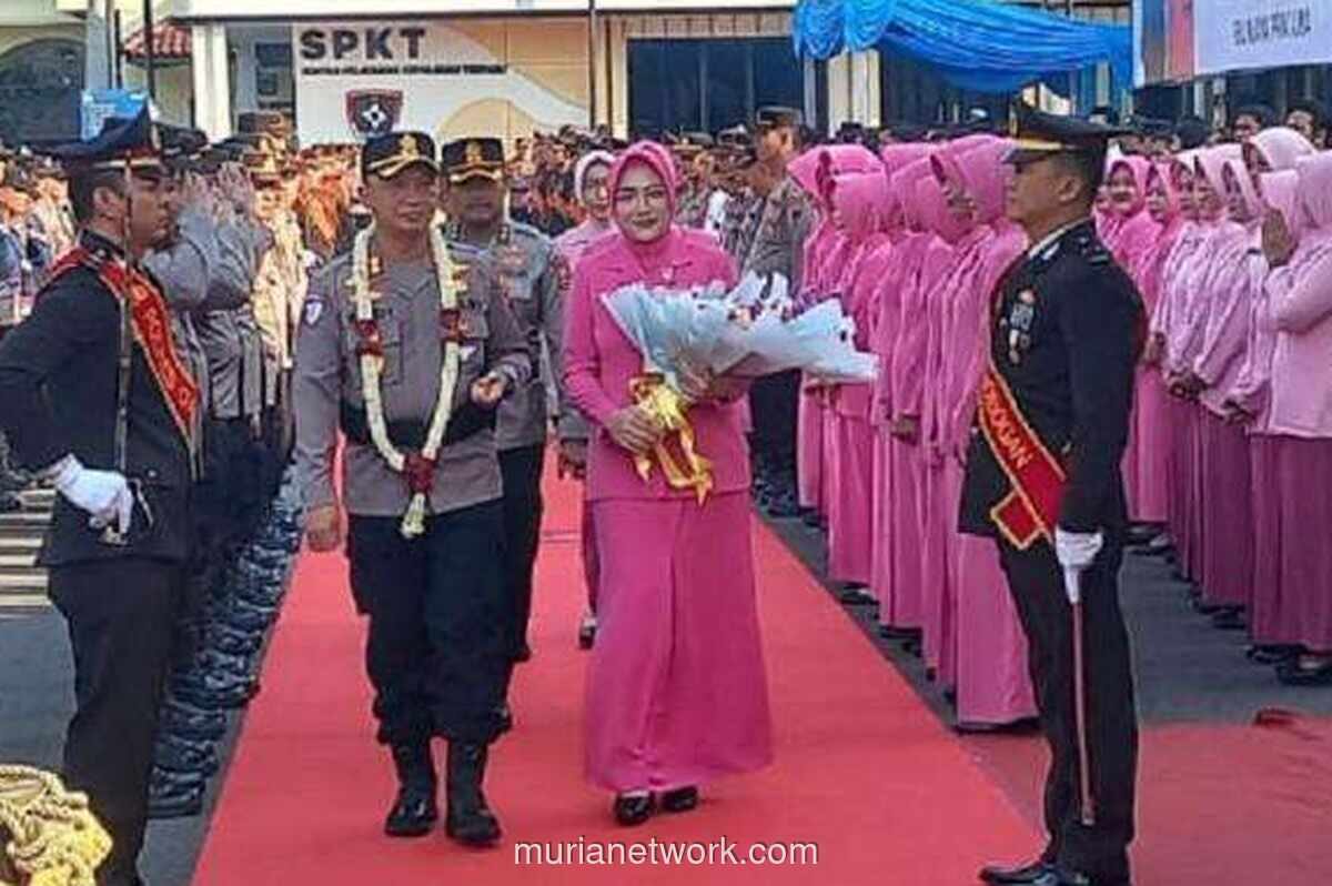 Tradisi Pedang Pora Warnai Penyambutan Kapolres Grobogan yang Baru
