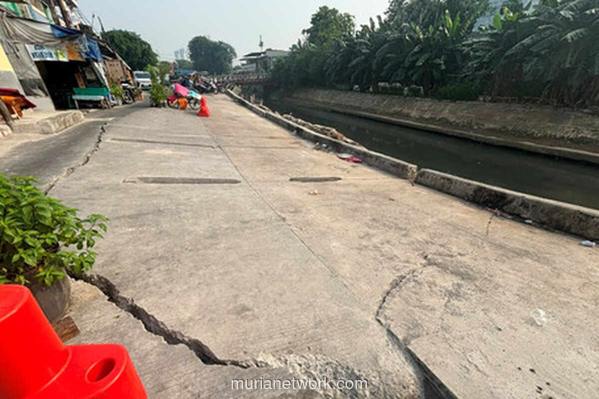 Jalan Cinta di Jakarta Timur Amblas, Warga Terpaksa Gunakan Jalur Alternatif