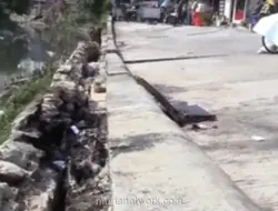 Jalan di Pulogadung Amblas Sepanjang 100 Meter, Warga Tutup Akses Mobil