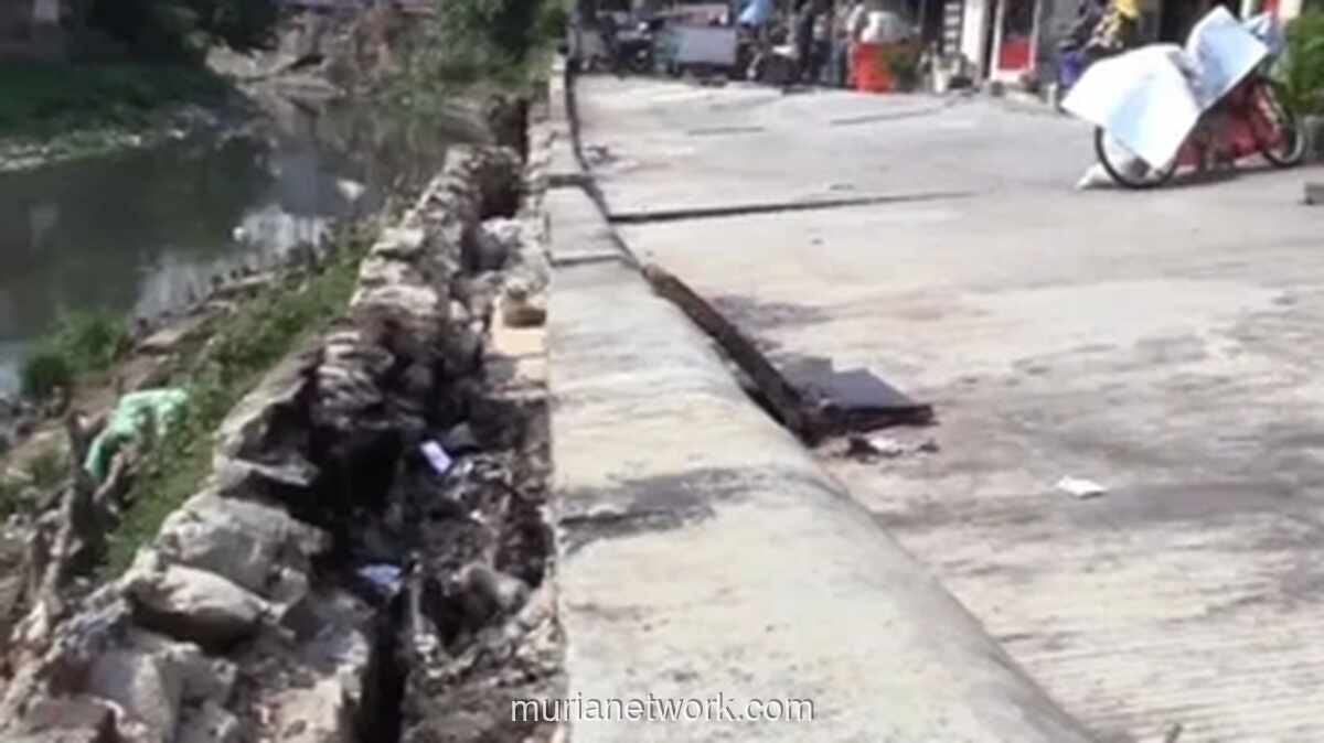 Jalan di Pulogadung Amblas Sepanjang 100 Meter, Warga Tutup Akses Mobil