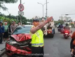Kecelakaan di Ciater: Pengendara Motor Terjepit Usai Honda Jazz Lawan Arah