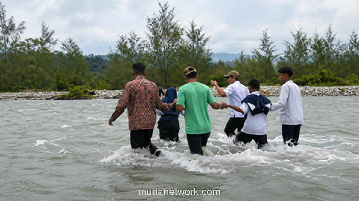 Gubernur Sulteng Anwar Hafid Biayai Sendiri Pembangunan Jembatan untuk Pelajar di Banggai