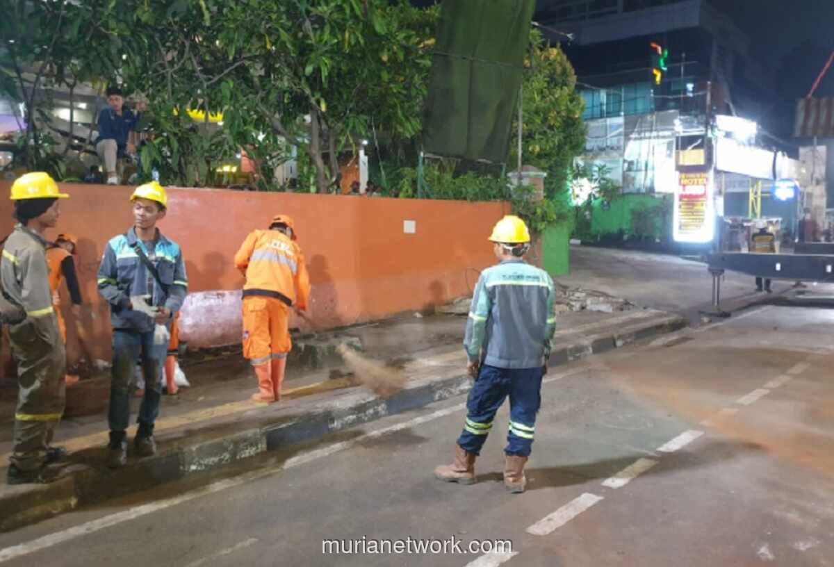 JPO Tendean Rampung Dibongkar, Lalu Lintas Sekitar Masih Ditutup