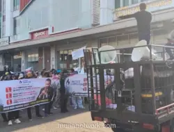 Ratusan Massa Demo di Depan Kantor Hotman Paris, Tuntut Penegakan Hukum Berbasis Bukti