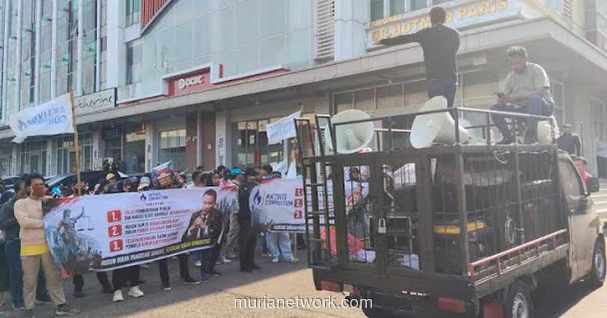 Ratusan Massa Demo di Depan Kantor Hotman Paris, Tuntut Penegakan Hukum Berbasis Bukti