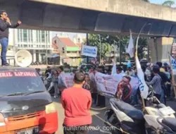 Massa Geruduk Kantor Hotman Paris, Desak Klarifikasi dan Tolak Pembelaan terhadap Eks Jampidsus