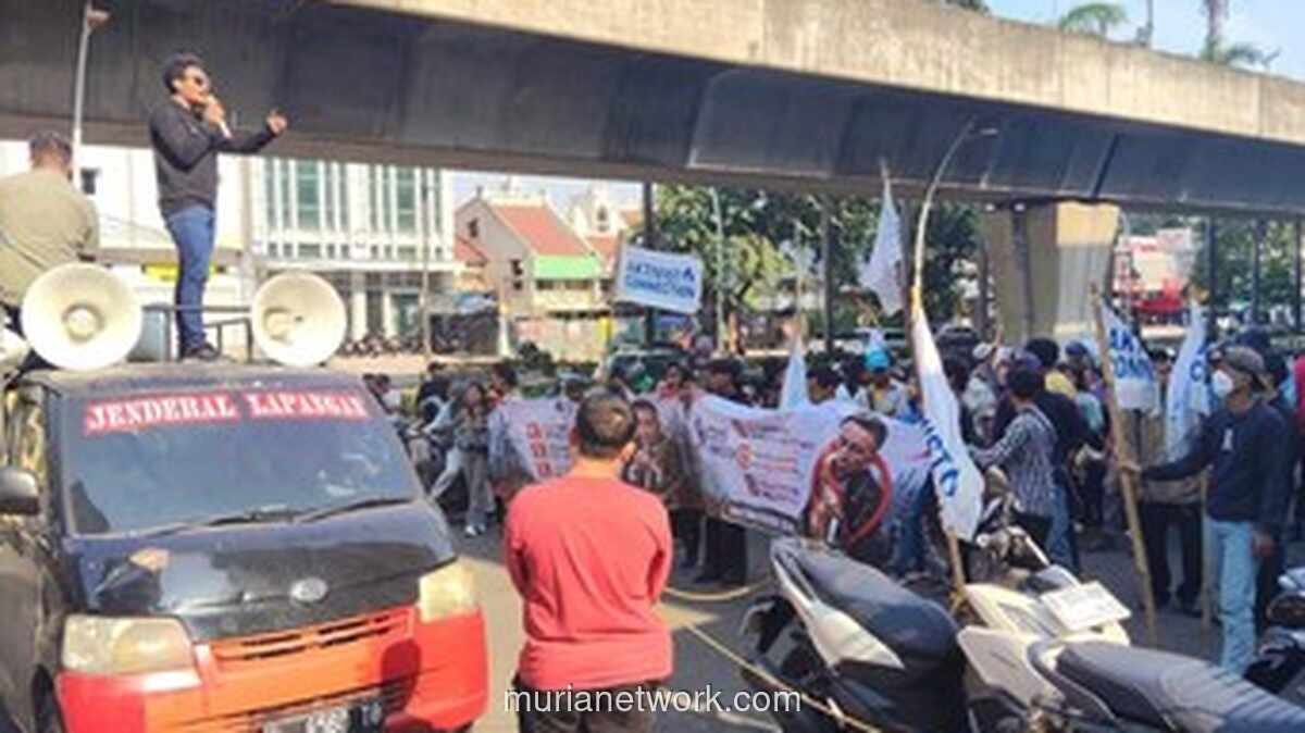 Massa Geruduk Kantor Hotman Paris, Desak Klarifikasi dan Tolak Pembelaan terhadap Eks Jampidsus