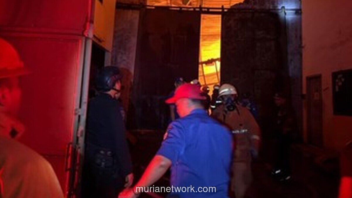 Kebakaran Hanguskan Tiga Gudang di Tangerang, Brimob Ikut Padamkan Api
