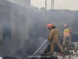 Korsleting Listrik Hanguskan Rumah Panggung Bambu di Bogor