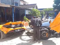McLaren Andra ST Terbelah Dua Usai Tabrak Pagar dan Tiang di Sukoharjo