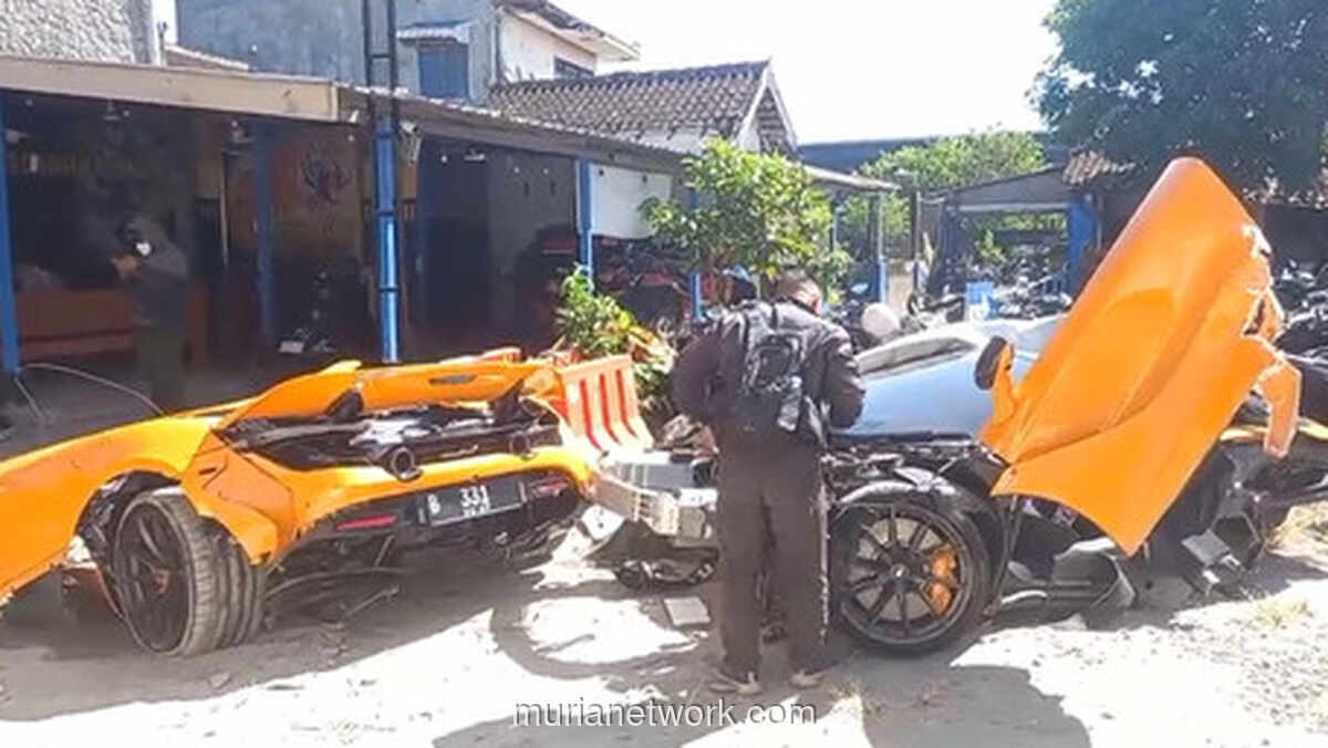 McLaren Andra ST Terbelah Dua Usai Tabrak Pagar dan Tiang di Sukoharjo