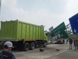 Dump Truck Tabrak Rambu di Tol Cijago, Lalin Macet 500 Meter