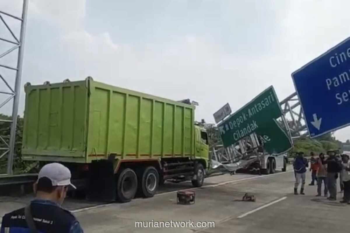 Dump Truck Tabrak Rambu di Tol Cijago, Lalin Macet 500 Meter
