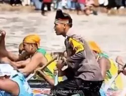 Viral, Bripka Asril Ikut Lomba Pacu Jalur di Kuansing sebagai Timbo Ruang