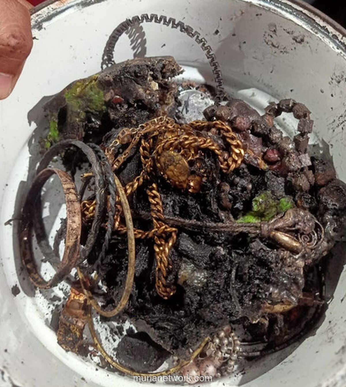 Nenek di Situbondo Bersyukur Perhiasan Emas 95 Gram Ditemukan di Puing Kebakaran