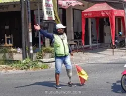 Kanker Amputasi Kaki Kiri, Suparman Bertahan Jadi Pak Ogah Demi Keluarga