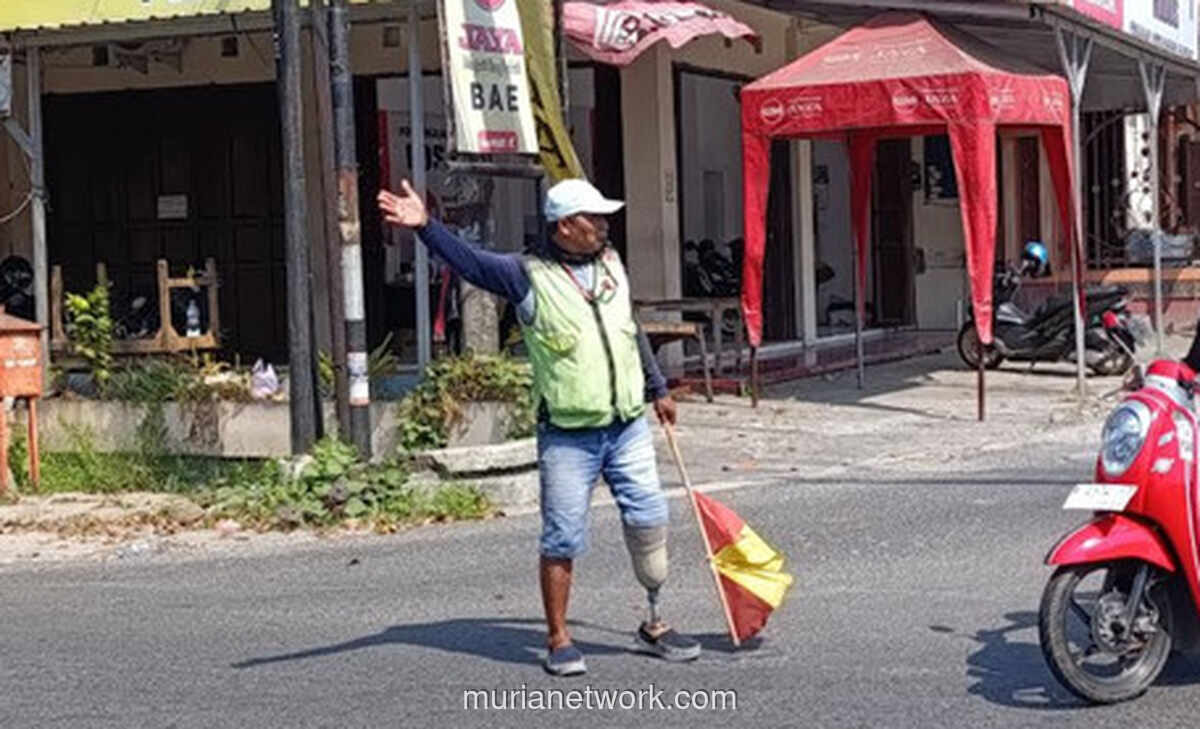 Kanker Amputasi Kaki Kiri, Suparman Bertahan Jadi Pak Ogah Demi Keluarga
